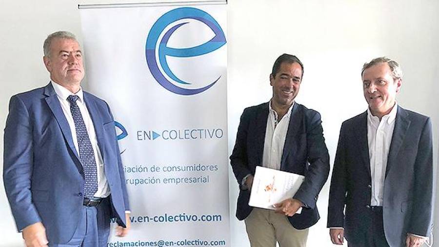 Antonio Heredero, izquierda, con Diego Maraña y Carlos Cenalmor, de la Asociación de Consumidores En Colectivo. Foto: M.Gimeno