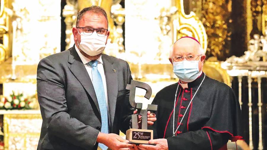 Antonio Rodríguez Osuna entrega el Premio Patrimonio al arzobispo de Santiago, monseñor Julián Barrio