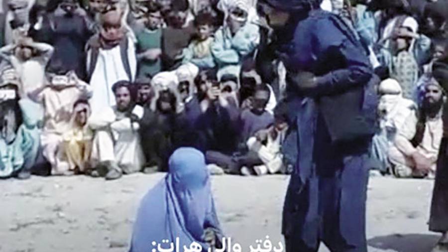 Oficina del gobernador de Herat: un talibán azota a una chica en el distrito de Obe (Herat) por “una relación ilegal”. Foto: ECG