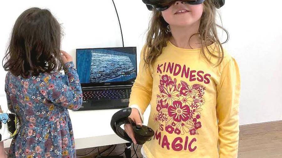 Una niña se equipa para disfrutar del museo virtual. Fotos: Fundación Jove