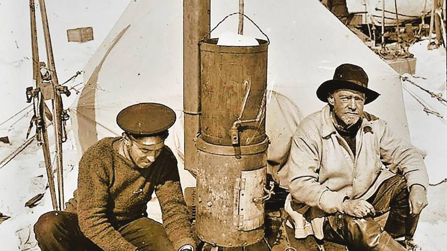 Frank Hurley (a la izquierda), fotógrafo de la expedición, junto a Ernest Shackleton, en una cocina de campaña sobre la planicie heleda de Ocean Camp . Octubre de 1915.