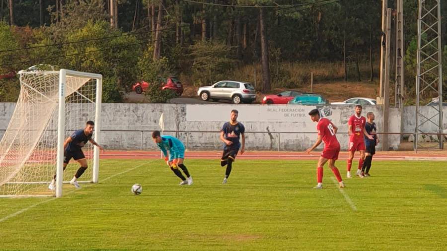 SD Compostela y Puebla jugaron ayer un amistoso en el Campo da Alta. Foto: M. F.