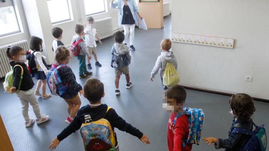Nenos no inicio de curso nunha escola galega