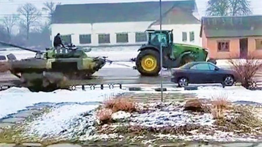 tanque ruso robado remolcado por tractor @martavasyuta