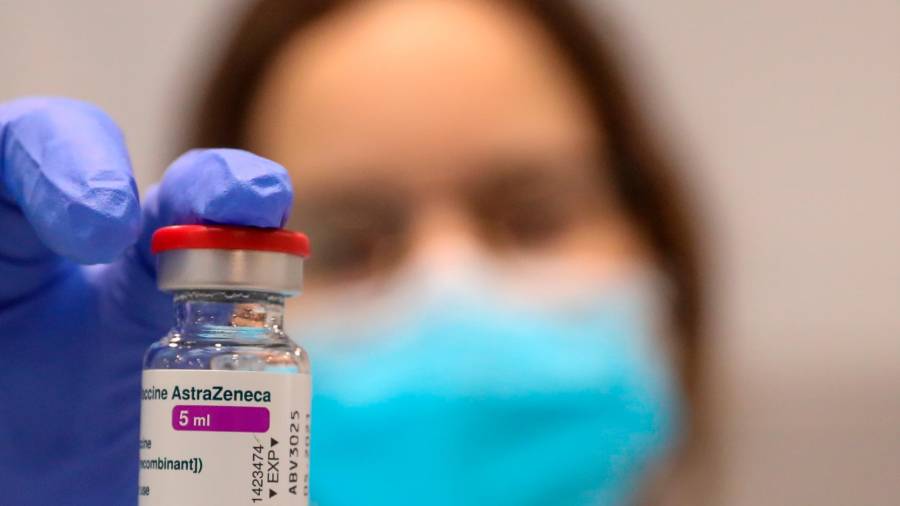 vacuna. Profesional de la sanidad sostiene un frasco con el preparado del laboratorio británico AstraZeneca. Foto: Efe