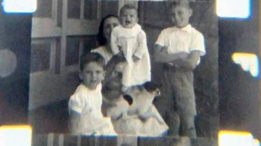 MOMENTOS. En el fotograma, tres hijos de Ramón Baltar, con Mercedes, su cuidadora, y ‘Terry’, el perro. Foto: S. de T.