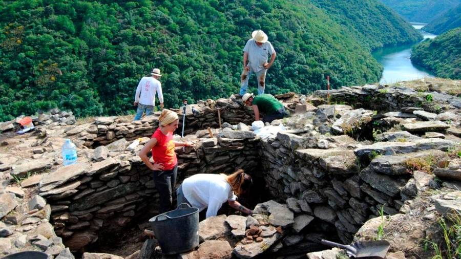Vista de los trabajos de excavación en el yacimiento de Os Conventos en Brollón. Foto: ECG