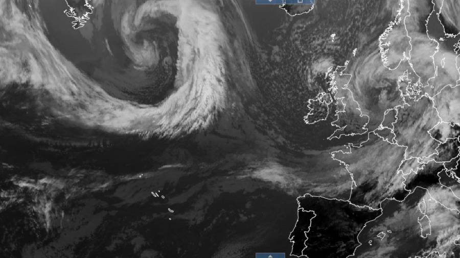 amenaza. La imagen del satélite muestra la gran borrasca que se acerca a Galicia. Foto: M.E.