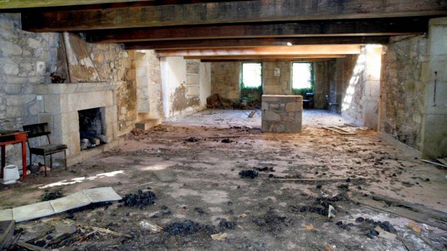 Una de las salas interiores en estado de abandono del Pazo de Goiáns, en el concello barbanzano de Boiro.