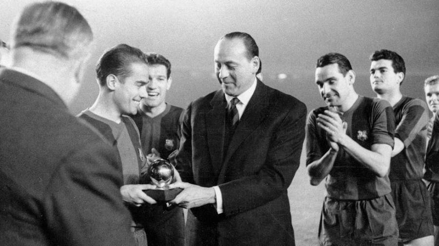 O ÚNICO O futbolista coruñés Luis Suárez recibindo o Balón de Ouro no ano 1960 antes dun partido. Foto: Efe