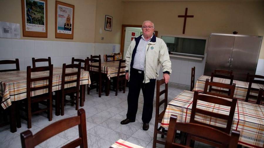Paco Fernández en el comedor de Cáritas de Vilagarcía