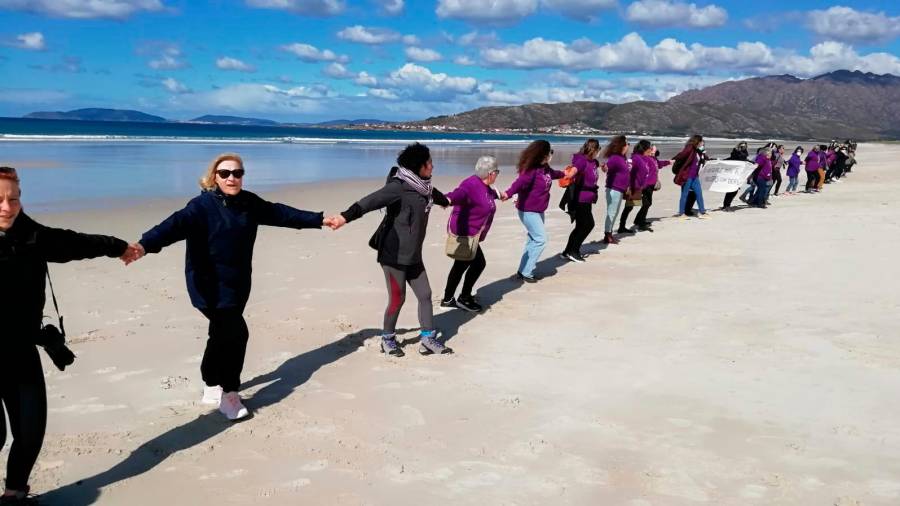 Cadea de mulleres na praia de Carnota, organizada pola Asociación de Mulleres Feministas Sonlilá, o pasado domingo. Foto: Manuel Sambade