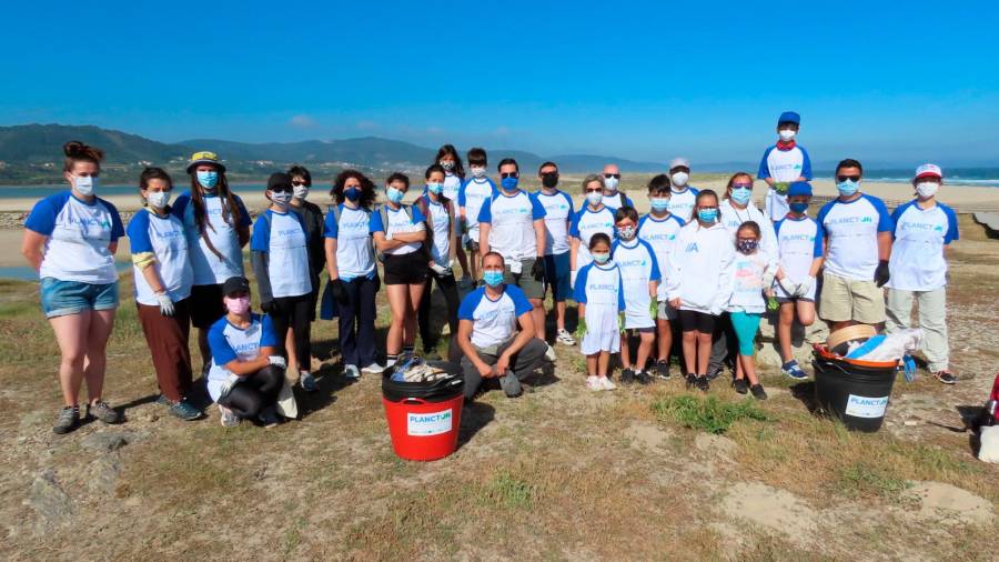 Voluntarios del proyecto Plancton que se dieron cita en las playas de Carballo para proceder a su limpieza. Fotos: Afundación