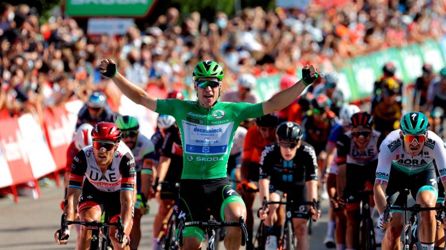 PODERÍO Fabio Jakobsen celebra su tercer triunfo de etapa, ataviado con el maillot verde de la Vuelta. Foto: Manuel Bruque