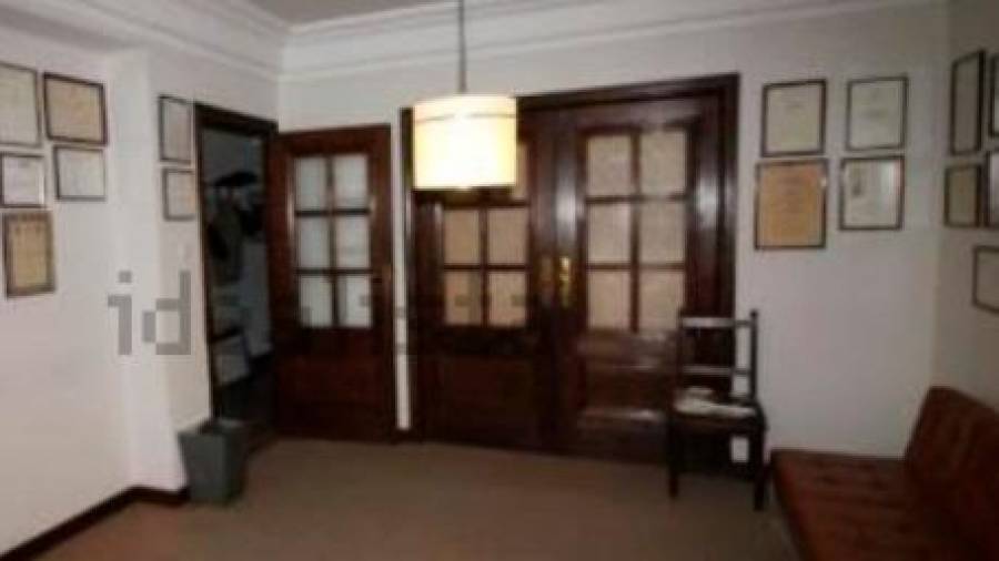 Salón de un piso situado en la Rúa do Vilar por el cual sus propietarios piden 190.000 euros. Foto:idealista.com