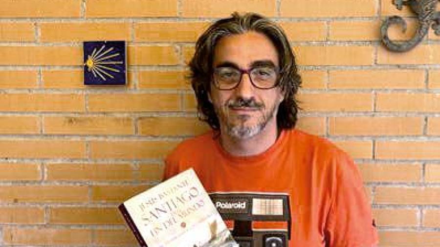 El escritor y periodista Jesús Bastante con su último libro. Foto: J.B.