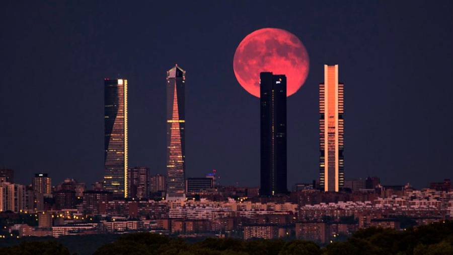 Luna de sangre en las cuatro torres de Madrid. (Fuente, flickr.com. Autor, Juan Carlos Cortina)