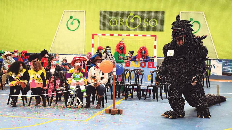 Godzilla polo Ulla fue el disfraz que ganó en Oroso en categoría individual. Foto: CO