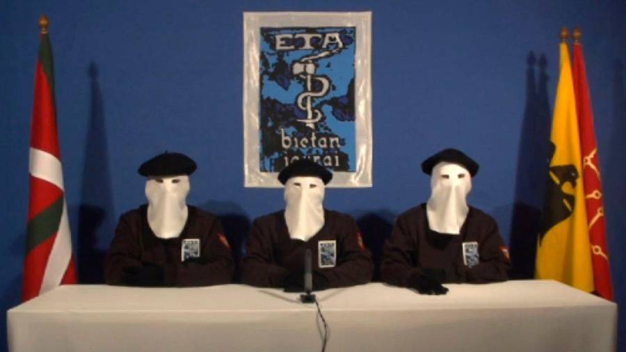 Tres miembros de la organización terrorista ETA anunciando el cese de la violencia. Foto: E.P.