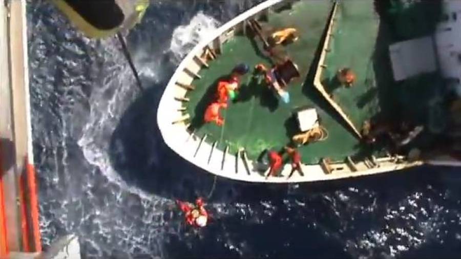 Espectacular rescate del 'Helimer 209' frente a la costa gallega