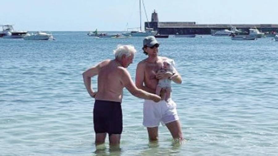 EL NIETO. El arquitecto David Chipperfield en aguas de A Robeiriña con su hijo Gabriel y su nieto Cy. Foto: G.C.