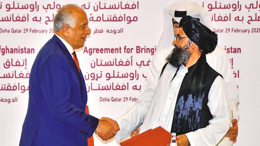 Estados Unidos y los talibanes firman una paz histórica tras diecinueve años de guerra en Afganistán.