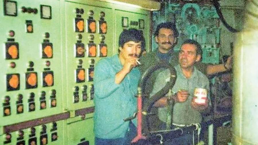 Otero y sus compañeros, a bordo del Usurbil, en 1982. Foto: Cezaro de Luca.