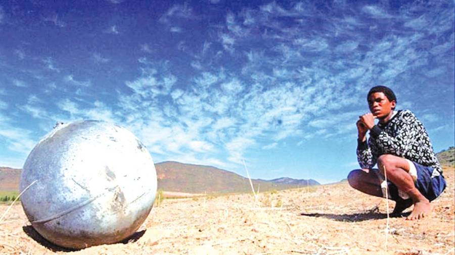 Un fragmento de chatarra espacial caído en Suráfrica. La Nasa denuncia que la tendencia se mantiene en alza por el aumento de lanzamientos.