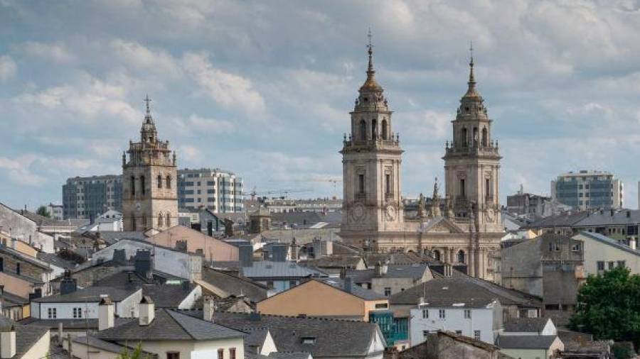 Panorámica de la capital lucense con las torres de la catedral destacando en el paisaje urbano Foto: ECG
