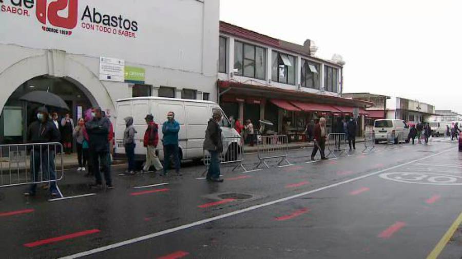 protesta. Los vendedores ambulantes se oponen al tráfico en la calle Alexandre Bóveda de Vilagarcía, en la imagen, y optaron de nuevo por no montar sus puestos. Foto: CRTVG