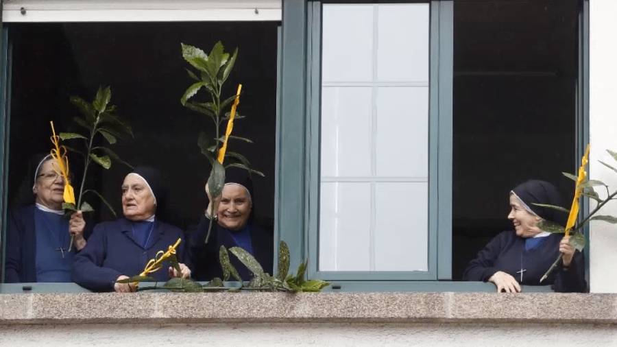 Monjas de Santiago celebran la Semana Santa desde las ventanas de sus residencias