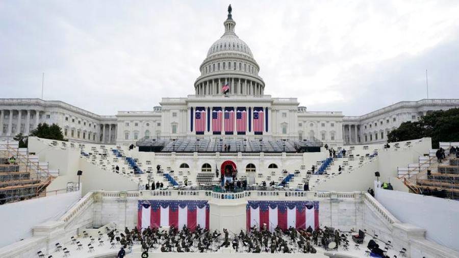 La ceremonia de inauguración del nuevo gobierno se celebró ante un público limitado debido a la pandemia. (Fuente, elpais.com)