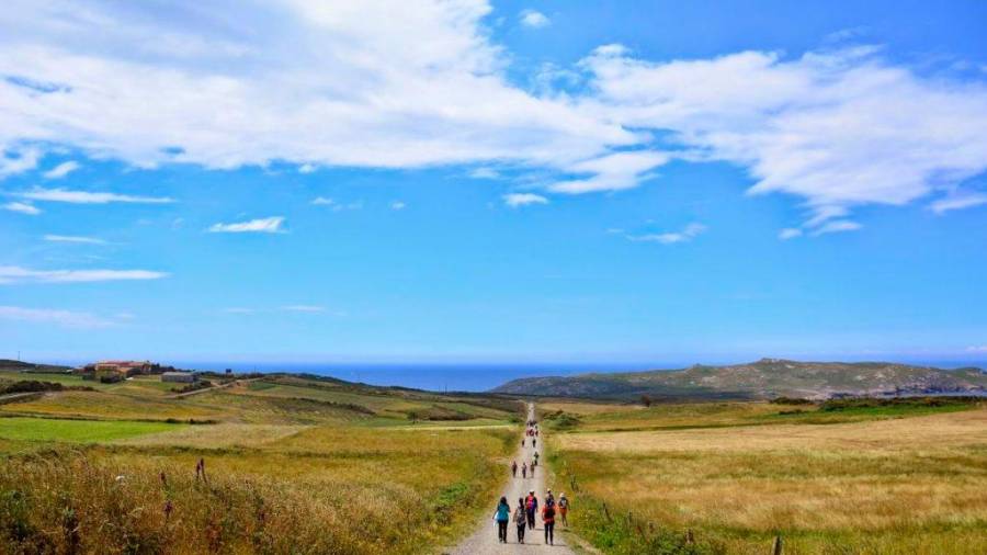 O Camiño dos Faros ao seu paso por Touriñán, en Muxía. Foto: Camiño dos Faros