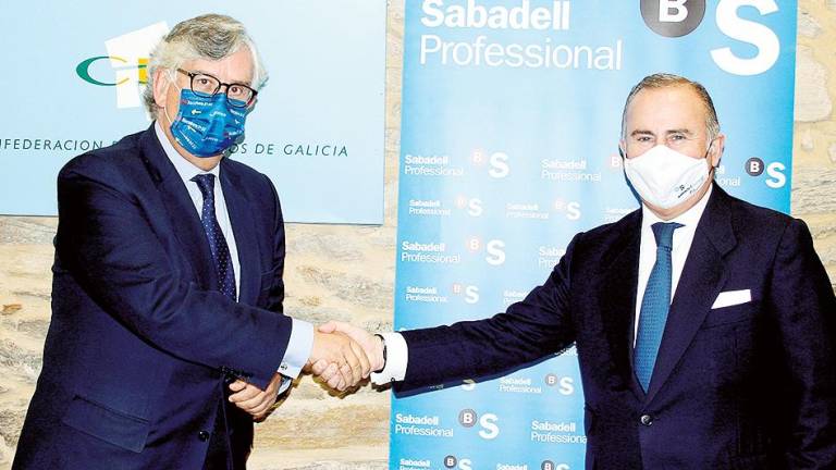 Juan Manuel Vieites, a la izquierda, junto a Pablo Junceda, tras la firma del acuerdo entre la Confederación de Empresarios de Galicia y el Sabadell Gallego . Foto: C.E.