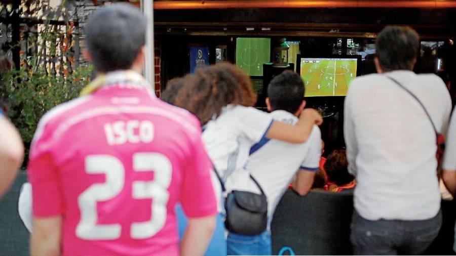 Seis mil bares y cafeterías todavía piratean el fútbol de pago en Galicia