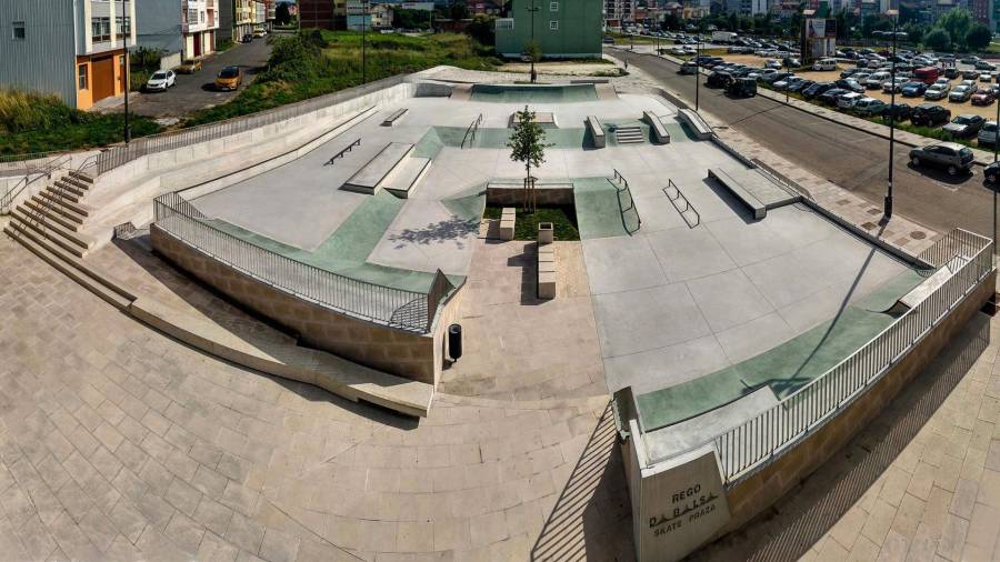 CARBALLO. Panorámica de la Plaza de Skate de Rego da Balsa, diseñada con carácter integrador en el espacio urbano.