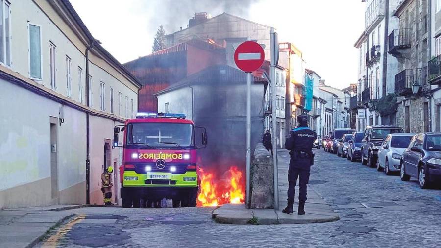EFECTIVOS de Bomberos y de la Policía Local durante el incendio que se registró en la rúa Jazmines. Foto: ECG