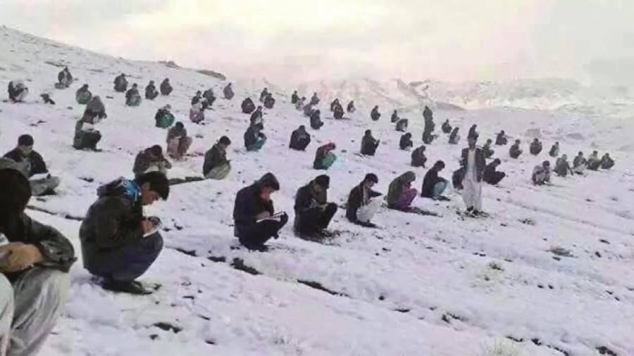 Estudiantes hazara haciendo la selectividad. Foto: ECG