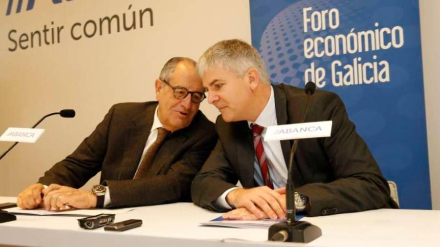 En la foto de archivo, el presidente del Foro Económico de Galicia, Emilio Pérez Nieto (I), con el director del Foro, Santiago Louro. FOTO: FERNANDO BLANCO