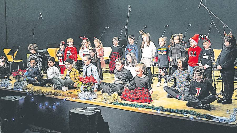 Alumnos da Escola Municipal de Música de Rois recibiron o Nadal con un festival que resultou moi emotivo.
