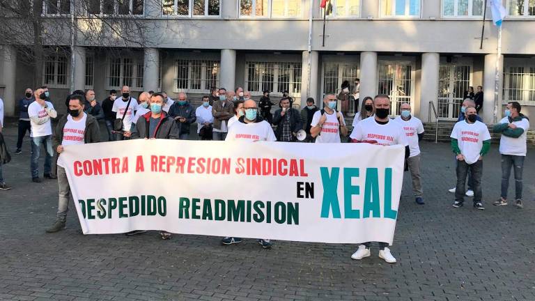 Concentración de traballadores e traballadoras de Xeal diante dos xulgados da Coruña. Foto: CIG