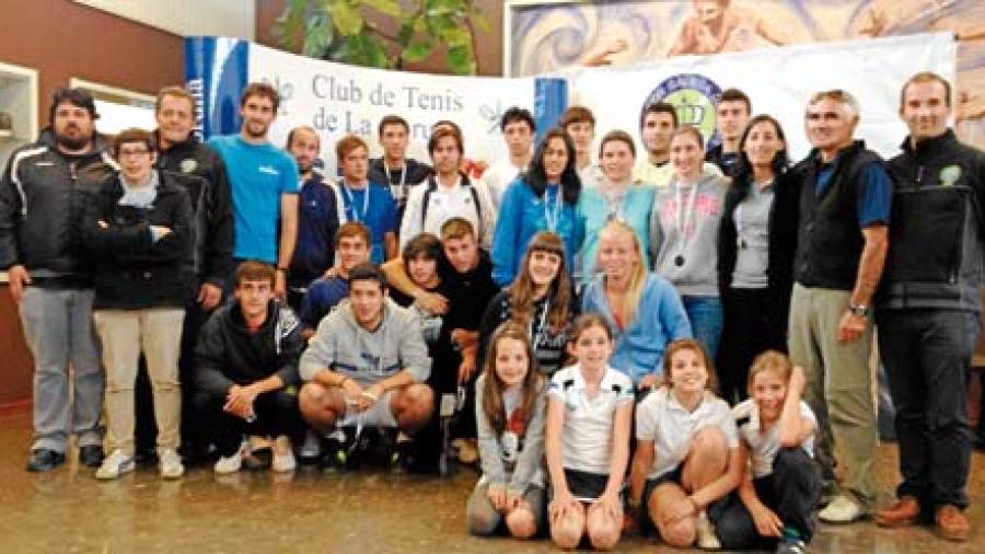 El Club Coruña y el Mercantil vigués dominan el tenis gallego por equipos