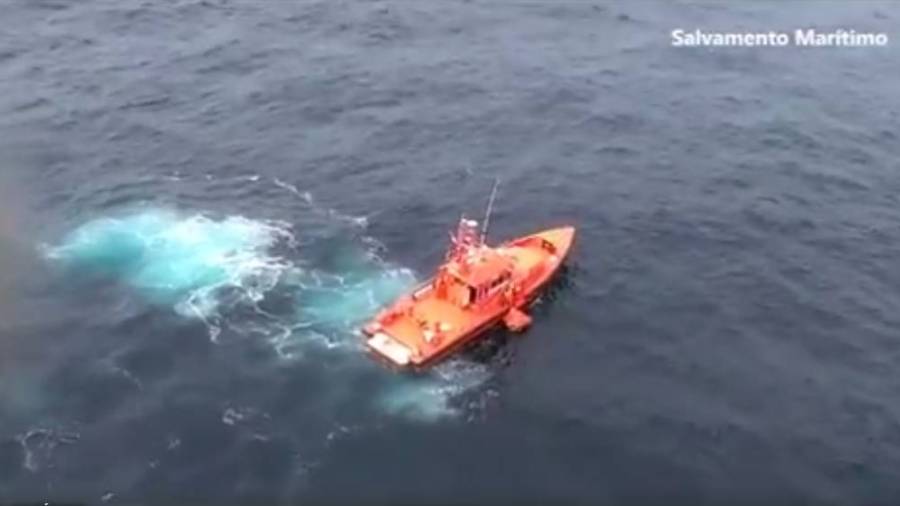 Rescatan a los tres tripulantes del pesquero 'Olisan', hundido a cuatro millas de Cabo Prior