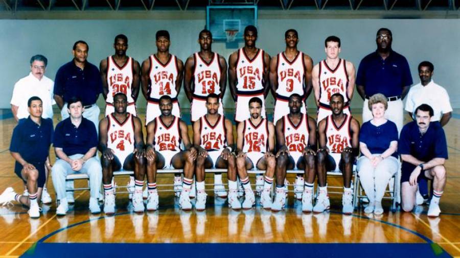 1988. Arriba, sexto desde la izquierda, David Robinson (15) con la selección de EEUU. Foto: www.usab.com