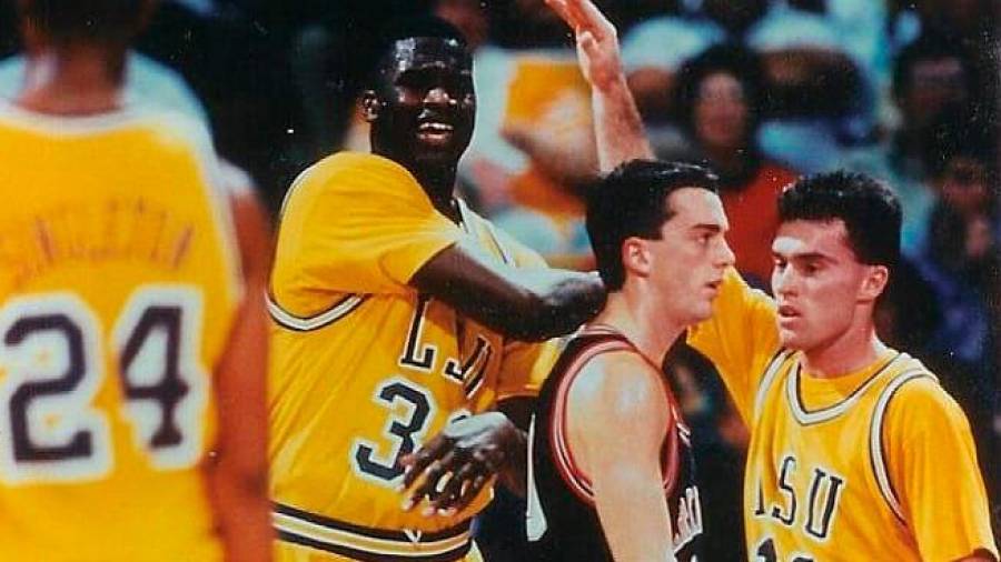 NCAA De amarillo (LSU), Shaquille O’Neal y Mike Hansen (der.).