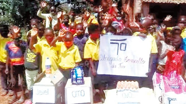 Nenos da localidade de Massaca, en Mozambique, agradecen as doazóns de Teo. Foto: CDT