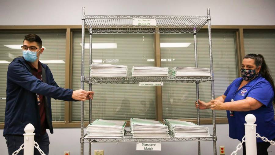 Foto de archivo de dos operarios trabajando en el recuento de votos en Estados Unidos. FOTO: Dirk Shadd