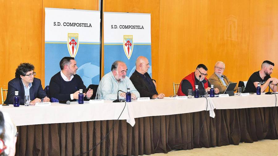La directiva de la SD Compostela mantuvo ayer una reunión con abonados del club. Foto: SDC