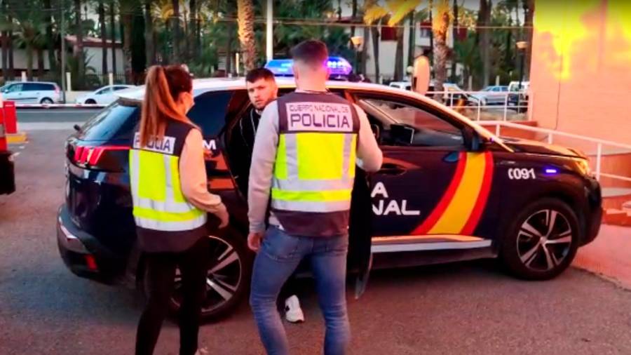 El presunto asesino baja del coche policial tras ser detenido en Elche. Foto: Europa Press