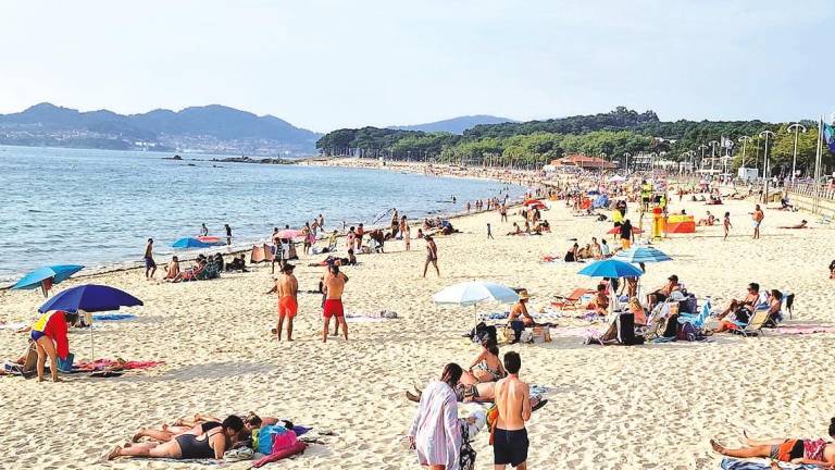 temperatura agradable de 21 grados en la playa de Samil de Vigo, ayer a las 20.00 horas. Foto: A.P.